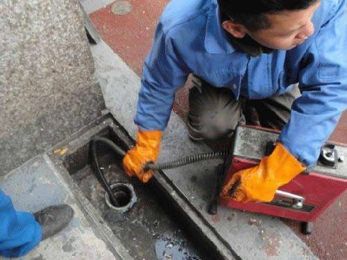 万泉镇疏通下水道