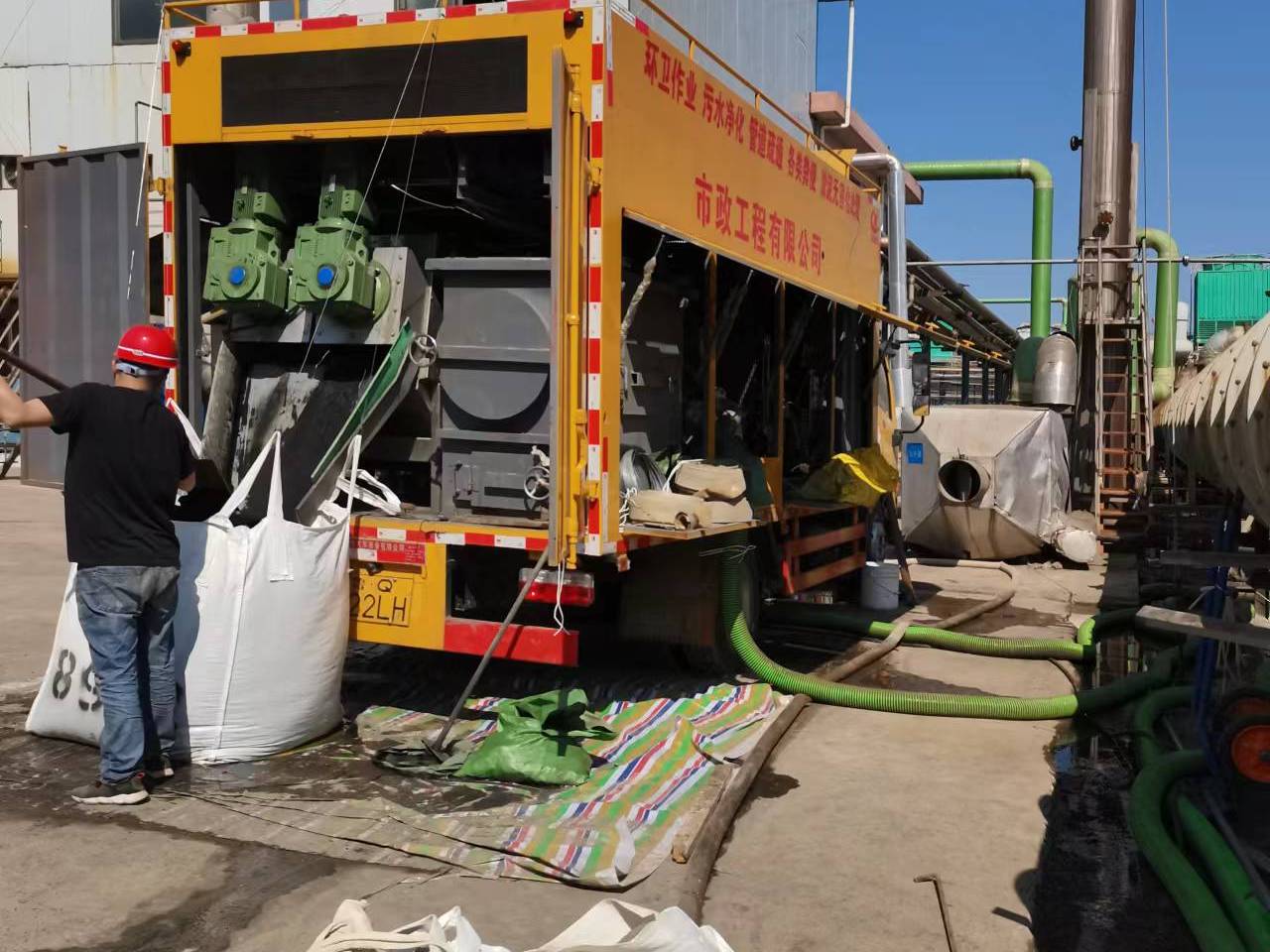 万泉镇淤泥压干处理