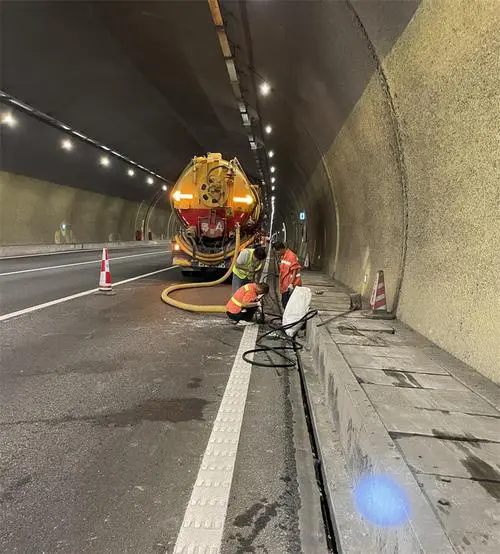 万泉镇隧道排水渠清淤